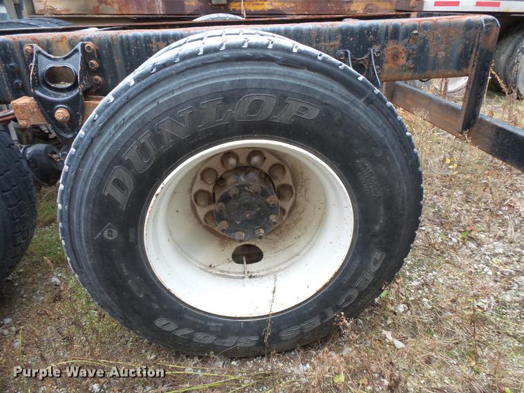 image for item DC1232 1990 International 8200 truck cab and chassis