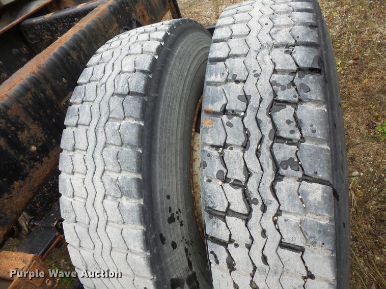 image for item DC1232 1990 International 8200 truck cab and chassis