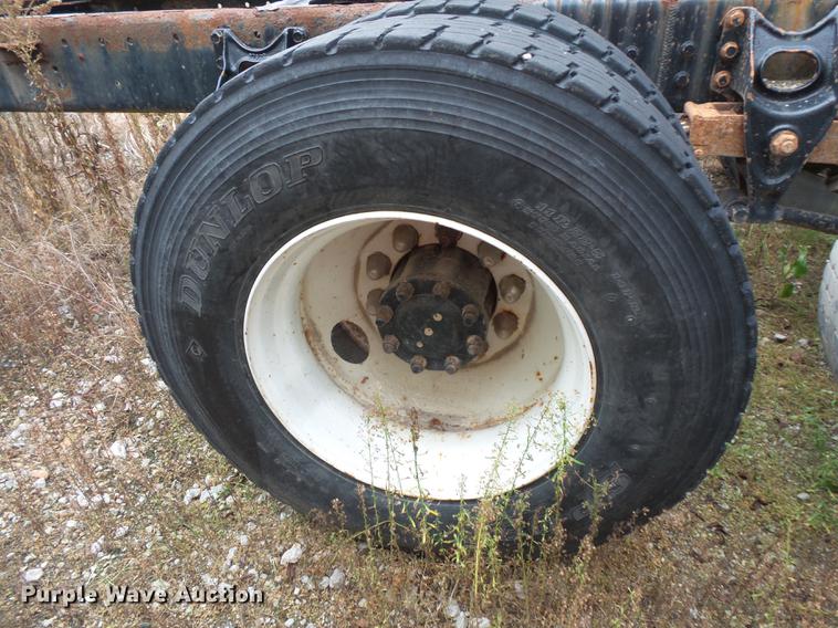 image for item DC1232 1990 International 8200 truck cab and chassis