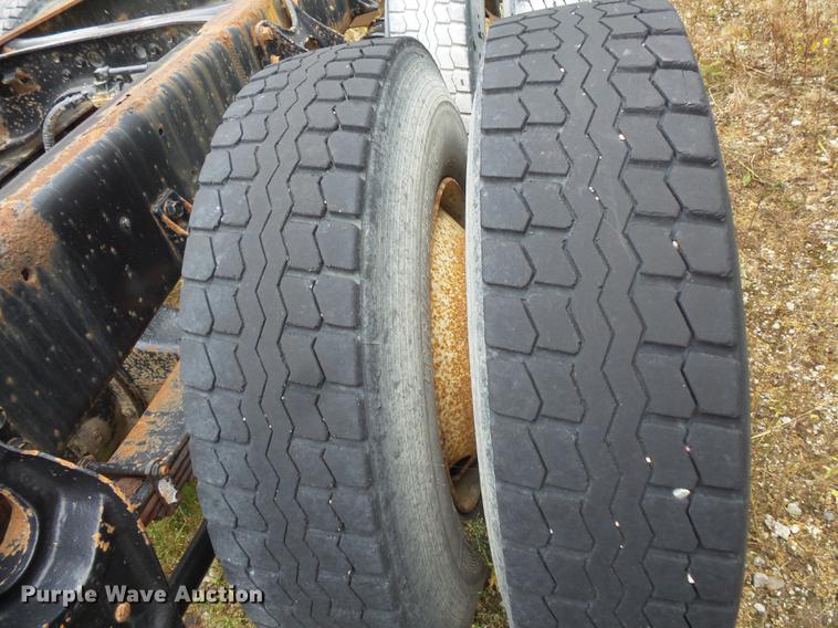 image for item DC1232 1990 International 8200 truck cab and chassis