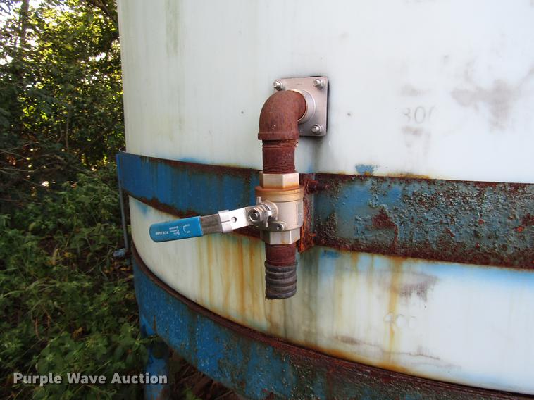 image for item DD4306 Cone bottom poly fertilizer tank