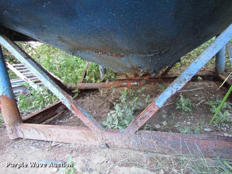 image for item DD4306 Cone bottom poly fertilizer tank