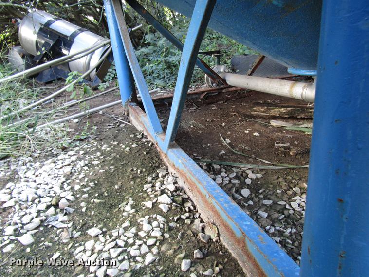 image for item DD4307 Cone bottom poly fertilizer tank