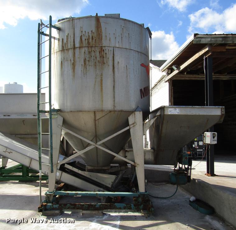 image for item DD4309 1991 Minuteman upright fertilizer blender