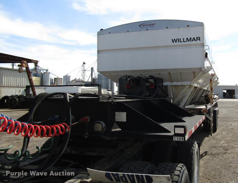 image for item DD4318 2011 B-B fertilizer tender trailer with Willmar Side Shooter 16