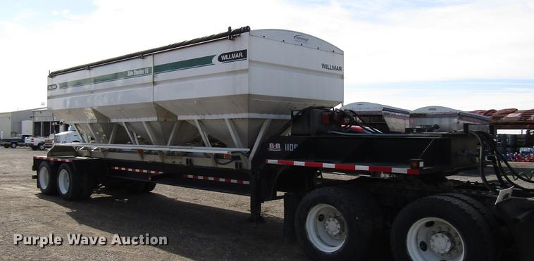 image for item DD4318 2011 B-B fertilizer tender trailer with Willmar Side Shooter 16