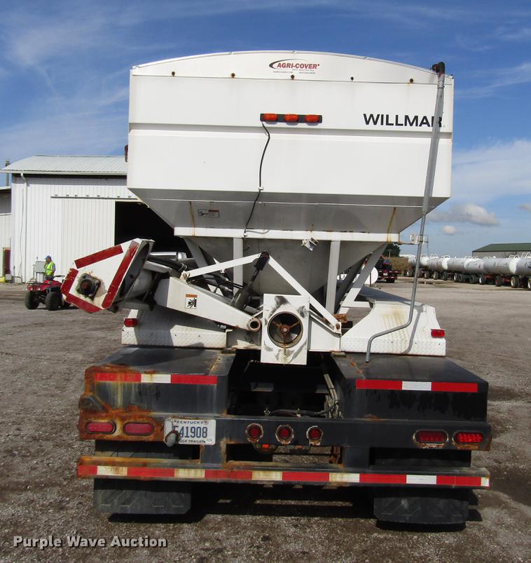 image for item DD4318 2011 B-B fertilizer tender trailer with Willmar Side Shooter 16
