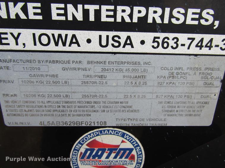 image for item DD4318 2011 B-B fertilizer tender trailer with Willmar Side Shooter 16