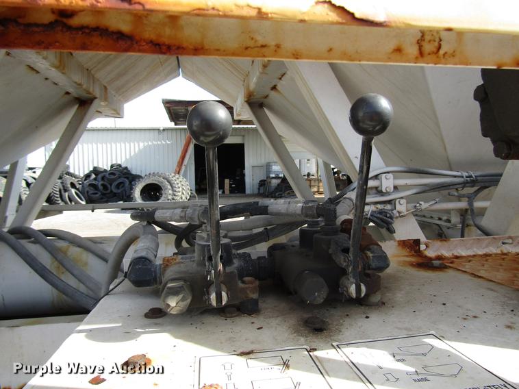 image for item DD4318 2011 B-B fertilizer tender trailer with Willmar Side Shooter 16