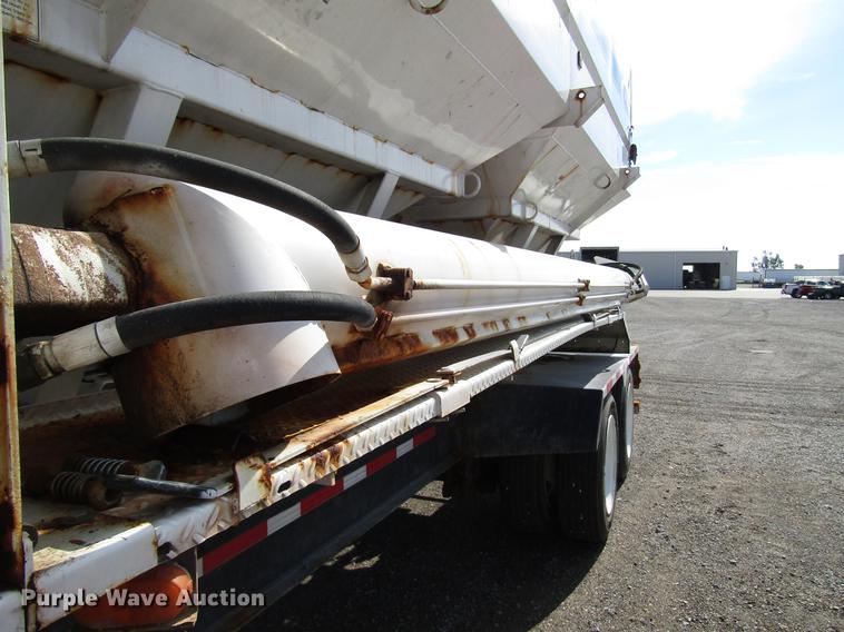 image for item DD4318 2011 B-B fertilizer tender trailer with Willmar Side Shooter 16