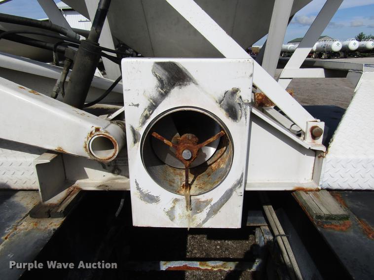 image for item DD4318 2011 B-B fertilizer tender trailer with Willmar Side Shooter 16