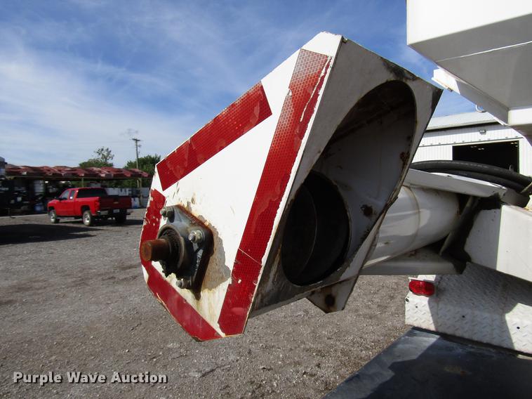 image for item DD4318 2011 B-B fertilizer tender trailer with Willmar Side Shooter 16