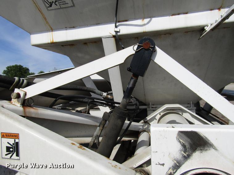 image for item DD4318 2011 B-B fertilizer tender trailer with Willmar Side Shooter 16