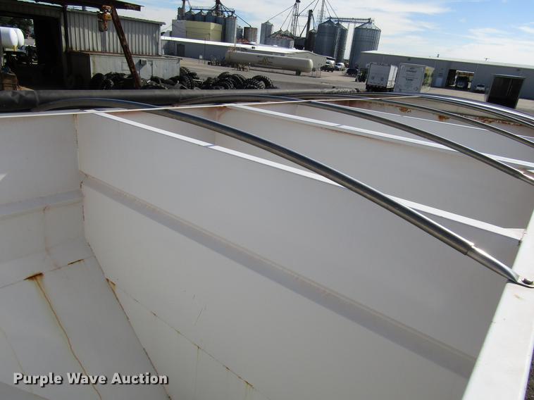 image for item DD4318 2011 B-B fertilizer tender trailer with Willmar Side Shooter 16