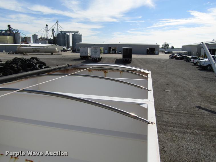 image for item DD4318 2011 B-B fertilizer tender trailer with Willmar Side Shooter 16