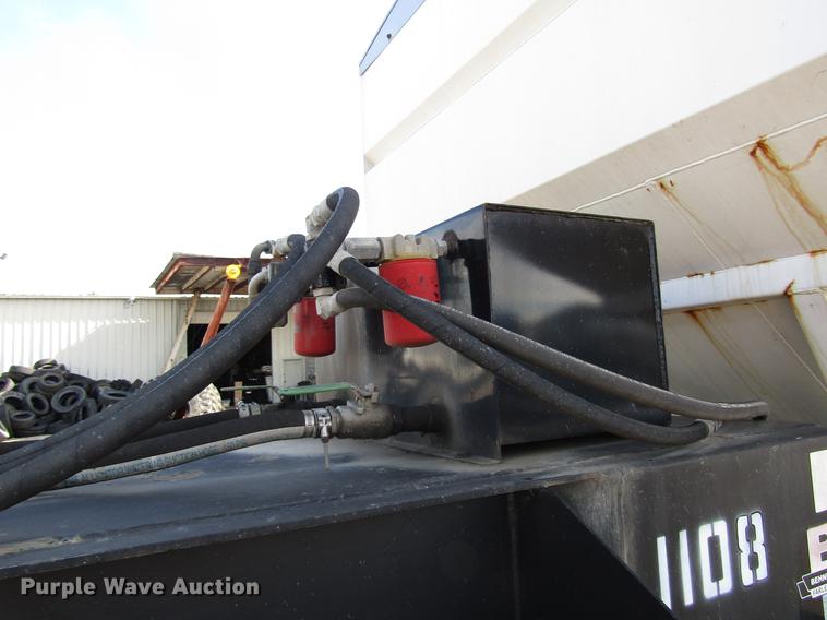 image for item DD4318 2011 B-B fertilizer tender trailer with Willmar Side Shooter 16