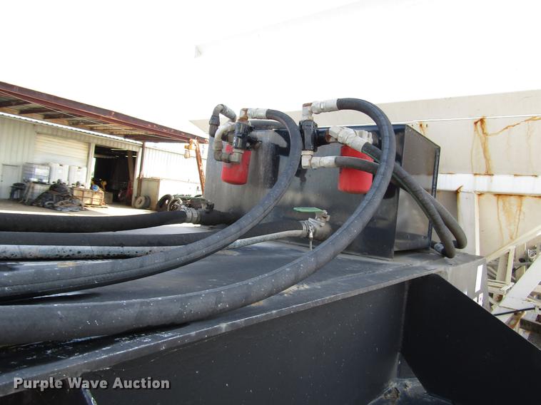 image for item DD4318 2011 B-B fertilizer tender trailer with Willmar Side Shooter 16