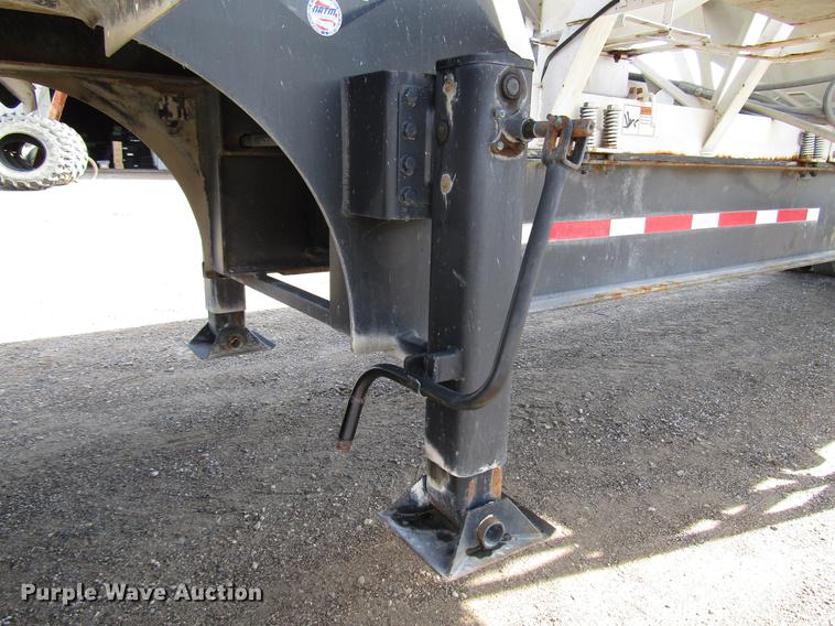 image for item DD4318 2011 B-B fertilizer tender trailer with Willmar Side Shooter 16