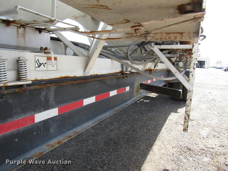 image for item DD4318 2011 B-B fertilizer tender trailer with Willmar Side Shooter 16