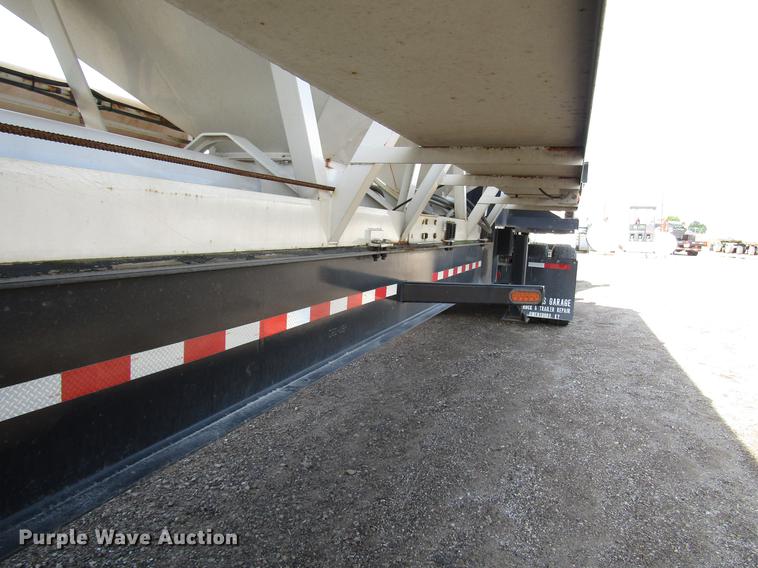 image for item DD4318 2011 B-B fertilizer tender trailer with Willmar Side Shooter 16