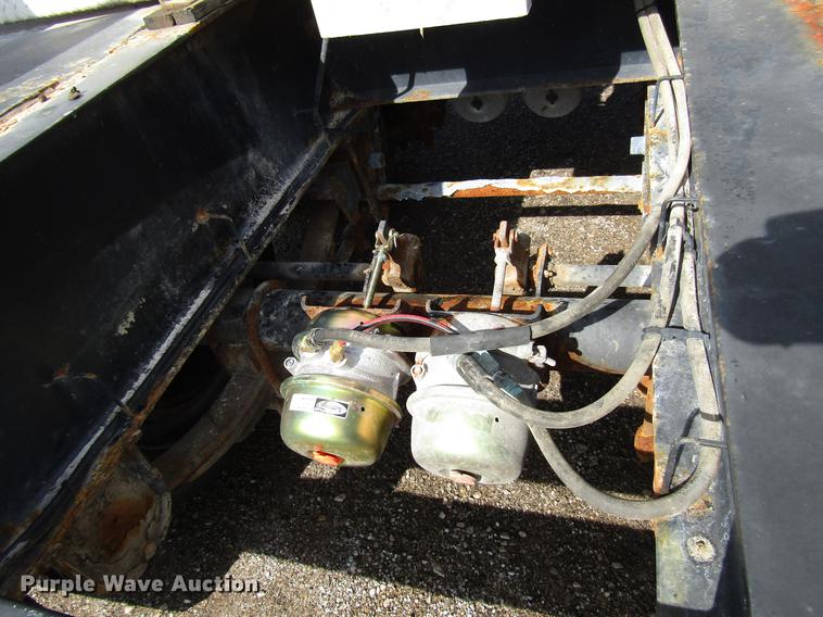 image for item DD4318 2011 B-B fertilizer tender trailer with Willmar Side Shooter 16