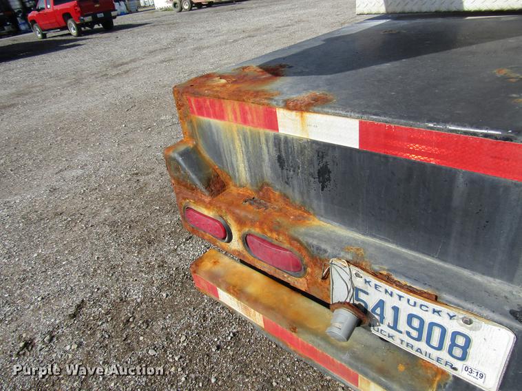 image for item DD4318 2011 B-B fertilizer tender trailer with Willmar Side Shooter 16