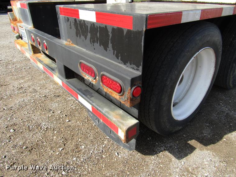 image for item DD4318 2011 B-B fertilizer tender trailer with Willmar Side Shooter 16