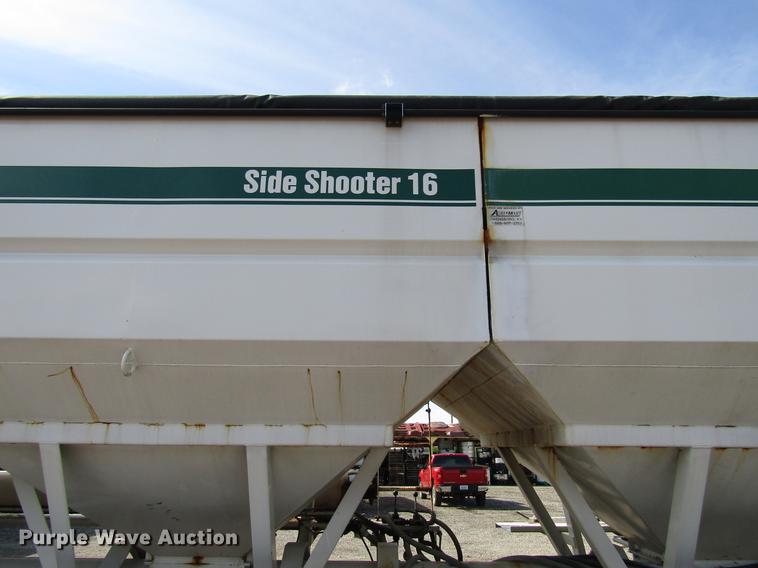 image for item DD4318 2011 B-B fertilizer tender trailer with Willmar Side Shooter 16