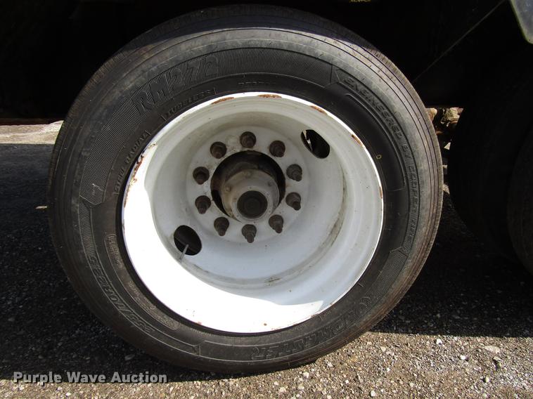 image for item DD4318 2011 B-B fertilizer tender trailer with Willmar Side Shooter 16