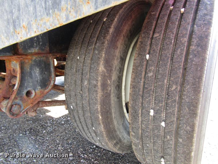 image for item DD4318 2011 B-B fertilizer tender trailer with Willmar Side Shooter 16
