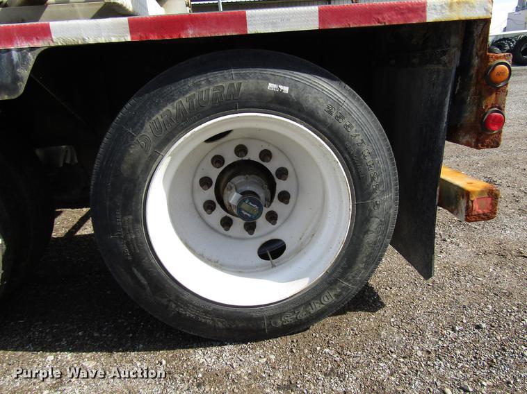 image for item DD4318 2011 B-B fertilizer tender trailer with Willmar Side Shooter 16