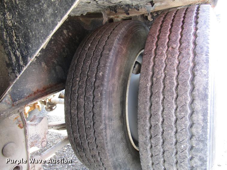 image for item DD4318 2011 B-B fertilizer tender trailer with Willmar Side Shooter 16