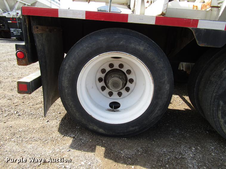 image for item DD4318 2011 B-B fertilizer tender trailer with Willmar Side Shooter 16