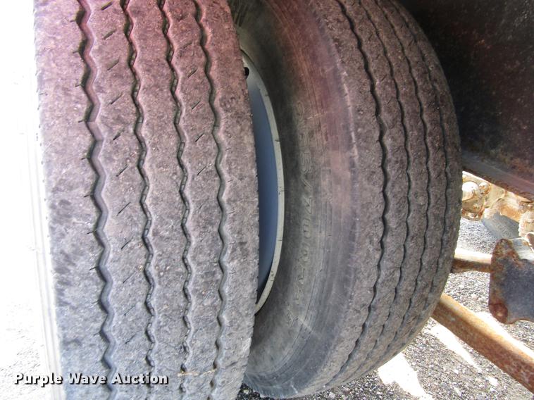 image for item DD4318 2011 B-B fertilizer tender trailer with Willmar Side Shooter 16