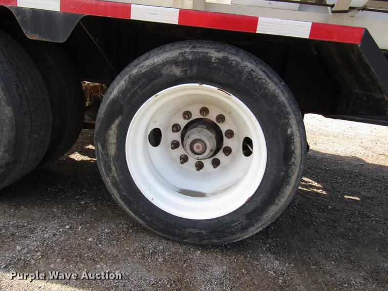 image for item DD4318 2011 B-B fertilizer tender trailer with Willmar Side Shooter 16