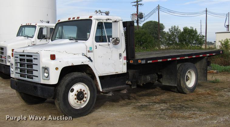 image for item DD4327 1982 International S1955 flatbed truck