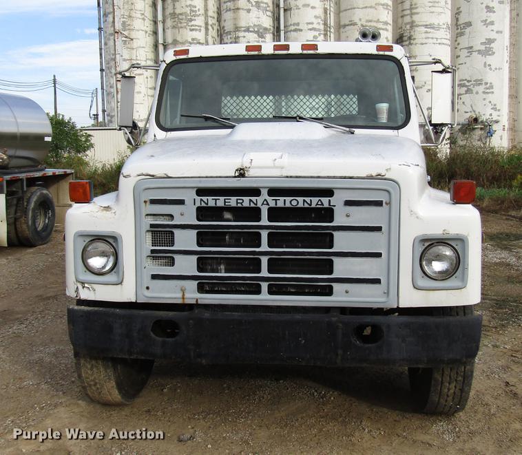 image for item DD4327 1982 International S1955 flatbed truck