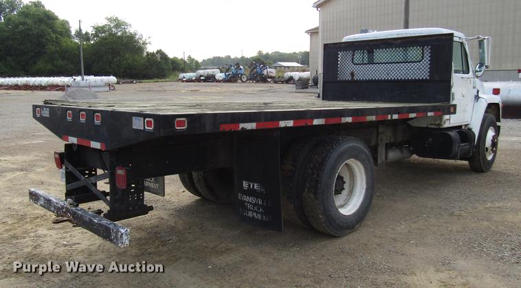 image for item DD4327 1982 International S1955 flatbed truck