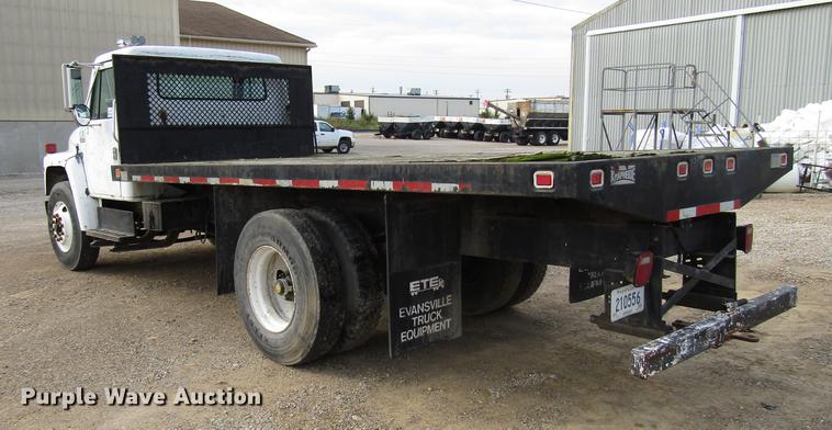 image for item DD4327 1982 International S1955 flatbed truck