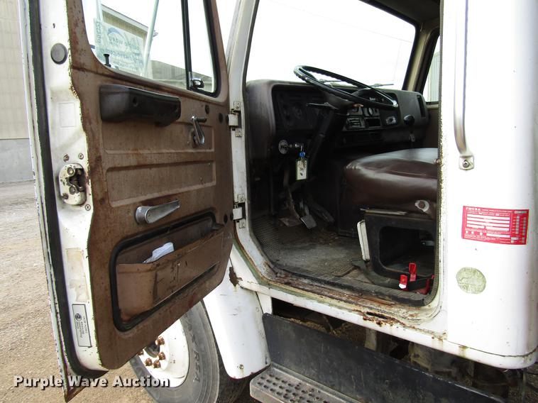 image for item DD4327 1982 International S1955 flatbed truck