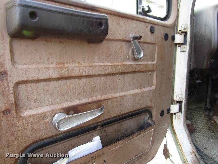 image for item DD4327 1982 International S1955 flatbed truck