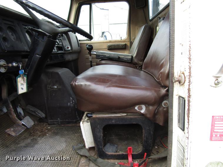 image for item DD4327 1982 International S1955 flatbed truck