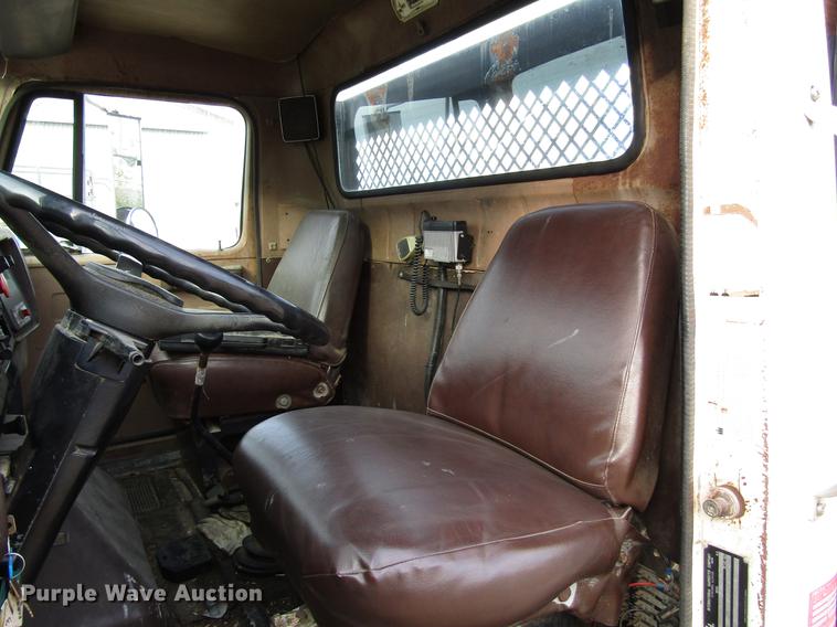 image for item DD4327 1982 International S1955 flatbed truck