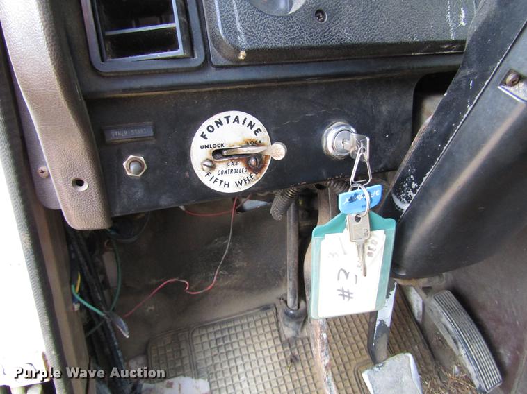 image for item DD4327 1982 International S1955 flatbed truck