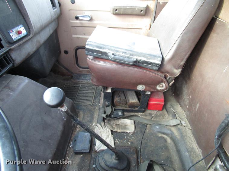 image for item DD4327 1982 International S1955 flatbed truck