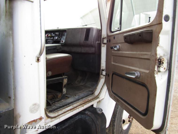 image for item DD4327 1982 International S1955 flatbed truck