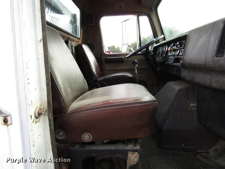 image for item DD4327 1982 International S1955 flatbed truck