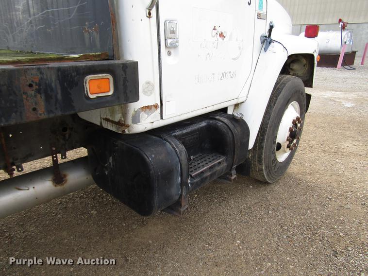 image for item DD4327 1982 International S1955 flatbed truck