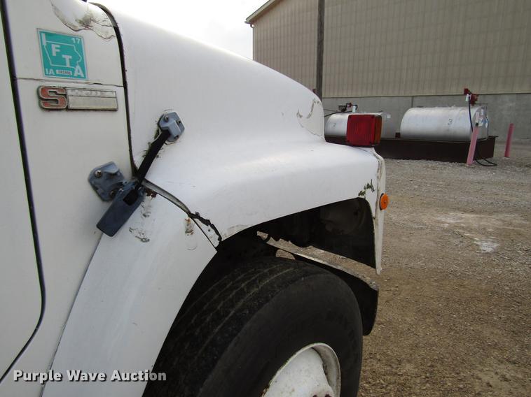 image for item DD4327 1982 International S1955 flatbed truck