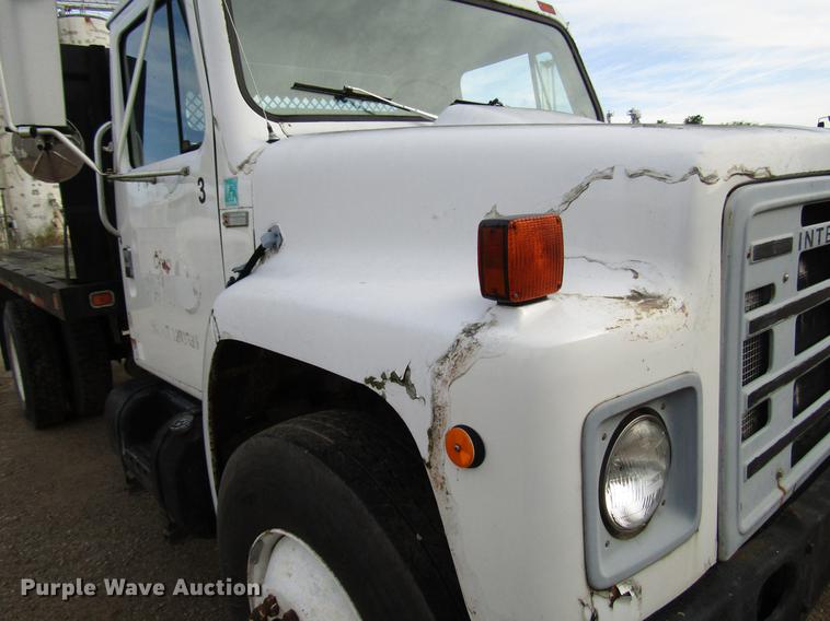 image for item DD4327 1982 International S1955 flatbed truck